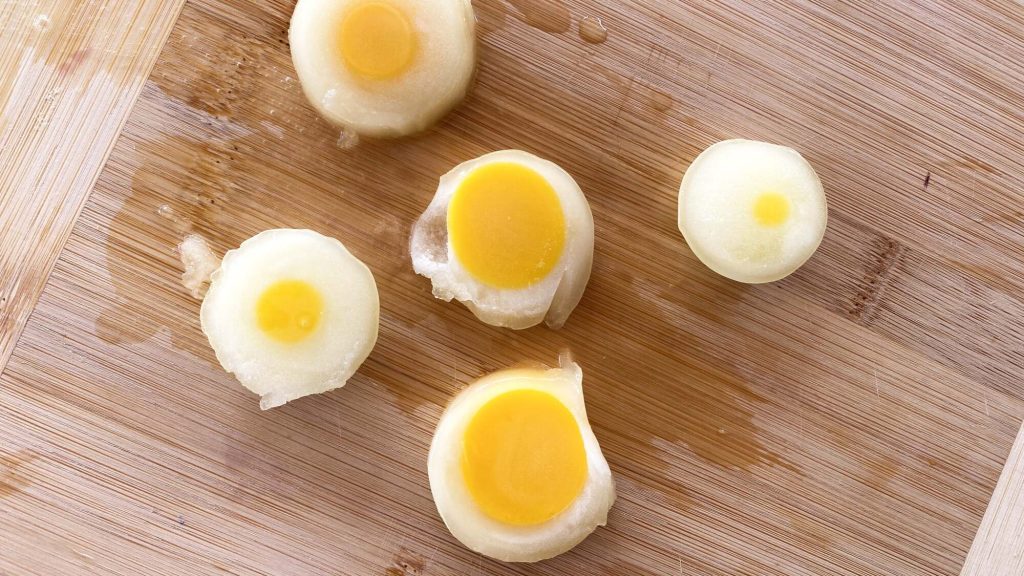 «Frozen egg»: Το νέο trend που έχει γίνει viral στο TikTok και οι προειδοποιήσεις των ειδικών (βίντεο)
