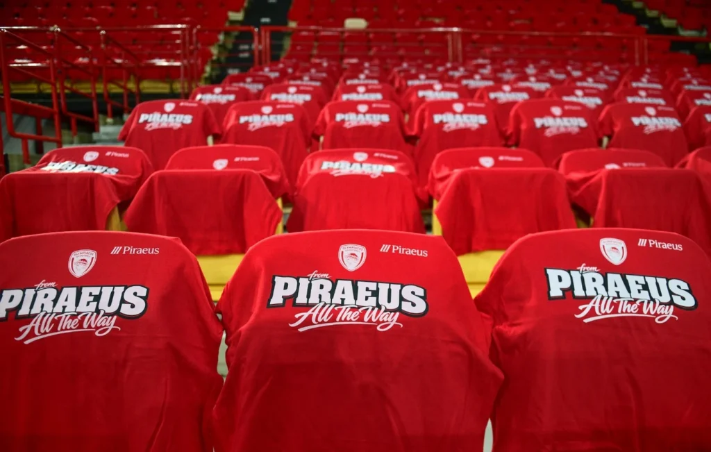 Φουλ του κόκκινου το ΣΕΦ: Γέμισε με μπλουζάκια πριν το παιχνίδι με την Μονακό – «Αυτή είναι η ώρα μας» (βίντεο)