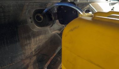 Με αυτόν τον τρόπο κλέβουν βενζίνη από παρκαρισμένα οχήματα (δείτε βίντεο)