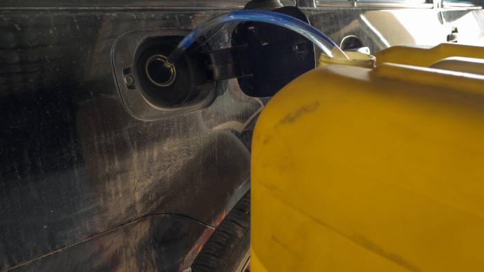 Με αυτόν τον τρόπο κλέβουν βενζίνη από παρκαρισμένα οχήματα (δείτε βίντεο)