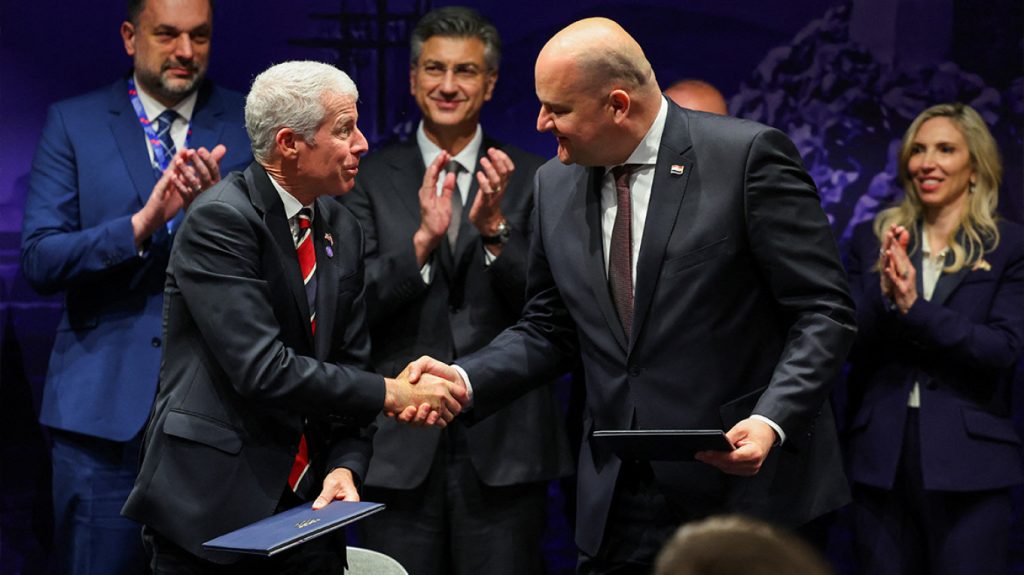 Οι ΗΠΑ υπέγραψαν συμφωνίες πολλών δισ. ευρώ με Κροατία και Αλβανία για Al και ενέργεια