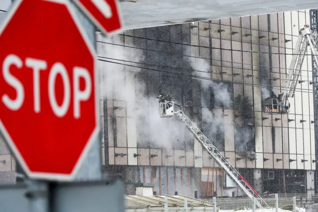 Μόσχα: Τυλίχθηκε στις φλόγες κτίριο υπό κατασκευή – 7 νεκροί και 13 τραυματίες
