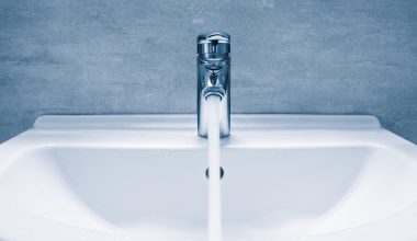 Σκύρος: Ακατάλληλο για πόση κρίθηκε το νερό μετά από διαρροή πετρελαίου σε αντλία υδροδότησης