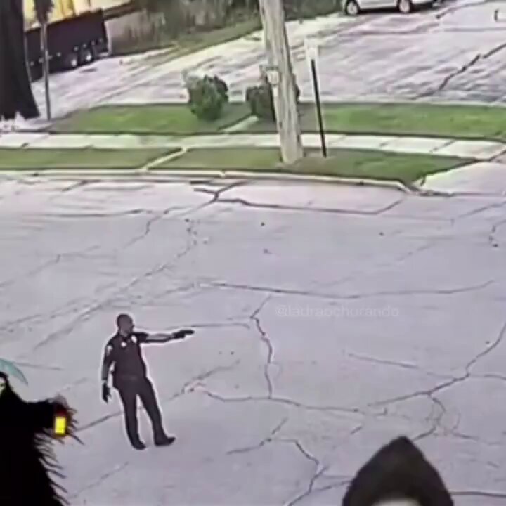 Βίντεο: Αστυνομικός στην Βαλτιμόρη πυροβολεί πολλές φορές κακοποιό που προσπαθεί να τον μαχαιρώσει και συνεχίζει να έρχεται κατά πάνω του!