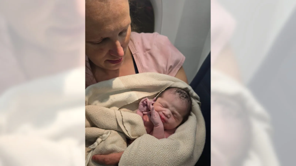 Delta Air Lines: Επιβάτιδα γέννησε μέσα στο αεροπλάνο λίγο πριν την προσγείωση στο Πόρτλαντ (βίντεο)