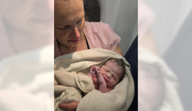 Delta Air Lines: Επιβάτιδα γέννησε μέσα στο αεροπλάνο λίγο πριν την προσγείωση στο Πόρτλαντ (βίντεο)