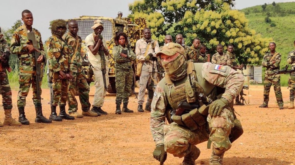 Στρατιώτης των ρωσοαφρικανικών δυνάμεων καταγράφει τις τετ α τετ μάχες με ισλαμιστές στο Μάλι – Δείτε βίντεο