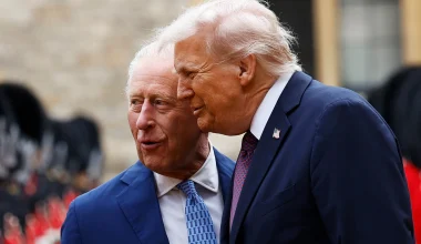 Αναγνώστης χειλιών αποκάλυψε τι ειπώθηκε στον σύντομο διάλογο Ν.Τραμπ – Καρόλου έξω από τον Λευκό Οίκο