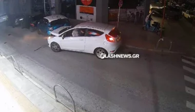 Δείτε βίντεο: Οδηγός στα Χανιά «κάρφωσε» το αυτοκίνητό του σε τρία σταθμευμένα οχήματα