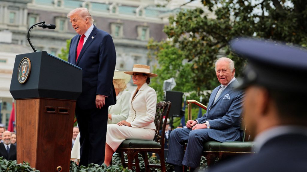 «Η μητέρα μου ήταν τσιμπημένη μαζί σας»: Η επική ατάκα του Ν.Τραμπ στον Κάρολο Γ’ – Αμήχανος ο βασιλιάς (βίντεο)