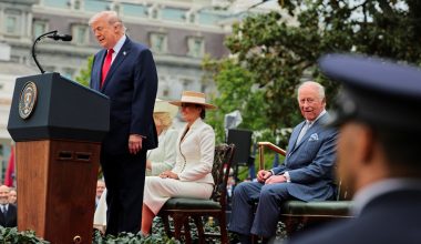 «Η μητέρα μου ήταν τσιμπημένη μαζί σας»: Η επική ατάκα του Ν.Τραμπ στον Κάρολο Γ’ – Αμήχανος ο βασιλιάς (βίντεο)