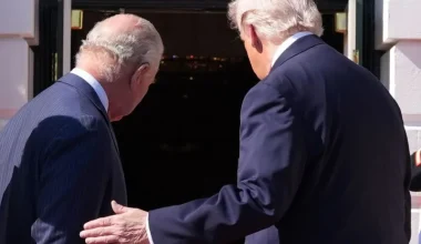 Ν.Τραμπ: Παραβίασε το πρωτόκολλο και άγγιξε τον βασιλιά Κάρολο στον ώμο