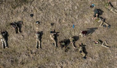 Απίστευτο πλήγμα: Ουκρανοί μπήκαν μέσα σε κτήριο – Ρωσική FAB-250 έπεσε σαν αστραπή και τους εξόντωσε όλους