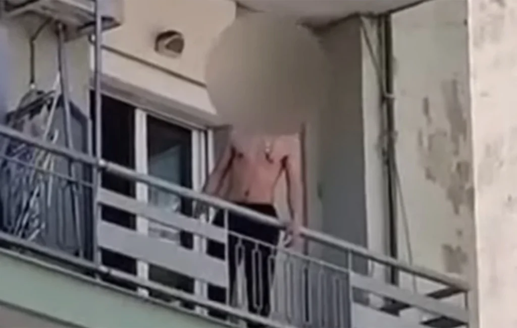 Δείτε βίντεο: Μανιασμένος φοιτητής στη Θεσσαλονίκη πετά αντικείμενα από το μπαλκόνι του – Απειλεί να αυτοκτονήσει