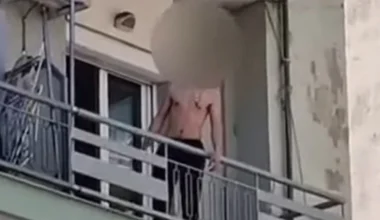 Δείτε βίντεο: Μανιασμένος φοιτητής στη Θεσσαλονίκη βωμολοχεί και πετά αντικείμενα από το μπαλκόνι του