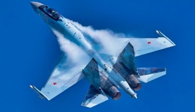 Ρωσικό Su-35 δεν χαμπαριάζει τίποτα: Χτυπά σφοδρά την Vsesvit-Oil στο Ντνίμπρο – Δείτε το βίντεο