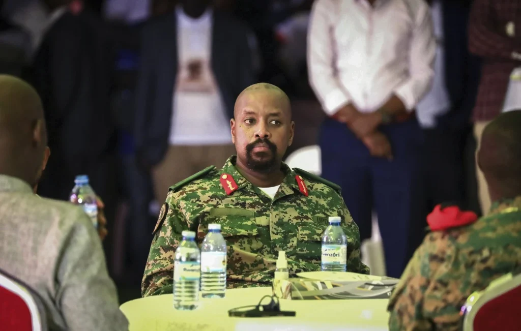 Ουγκάντα: Ο αρχηγός του στρατού διαπίστωσε ότι είναι 14% Έλληνας – «Έχω συγγένεια με τον Μ.Αλέξανδρο»