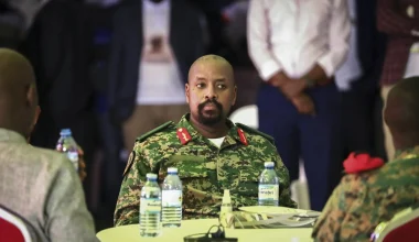 Ουγκάντα: Ο αρχηγός του στρατού «αποδείχθηκε» 14% Έλληνας – «Πάντα ήξερα ότι είχα συγγένεια με τον Μ.Αλέξανδρο»