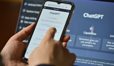 Τι συμβαίνει με τις συνομιλίες στο ChatGPT – Γιατί αποθηκεύονται και πώς χρησιμοποιούνται