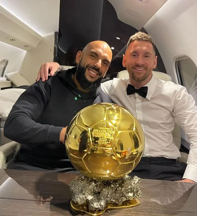 Βίντεο: Ο σωματοφύλακας του Λιονέλ Μέσι Γιασίν Τσουέκο κερδίζει 3,5 εκατομμύρια ευρώ το χρόνο και είναι πάντα εκεί!