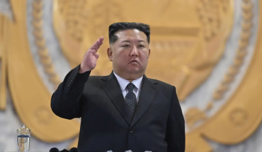 Κιμ Γιονγκ Ουν: Επαίνεσε τους Βορειοκορεάτες στρατιώτες που αυτοκτόνησαν για να μην συλληφθούν στη Ρωσία