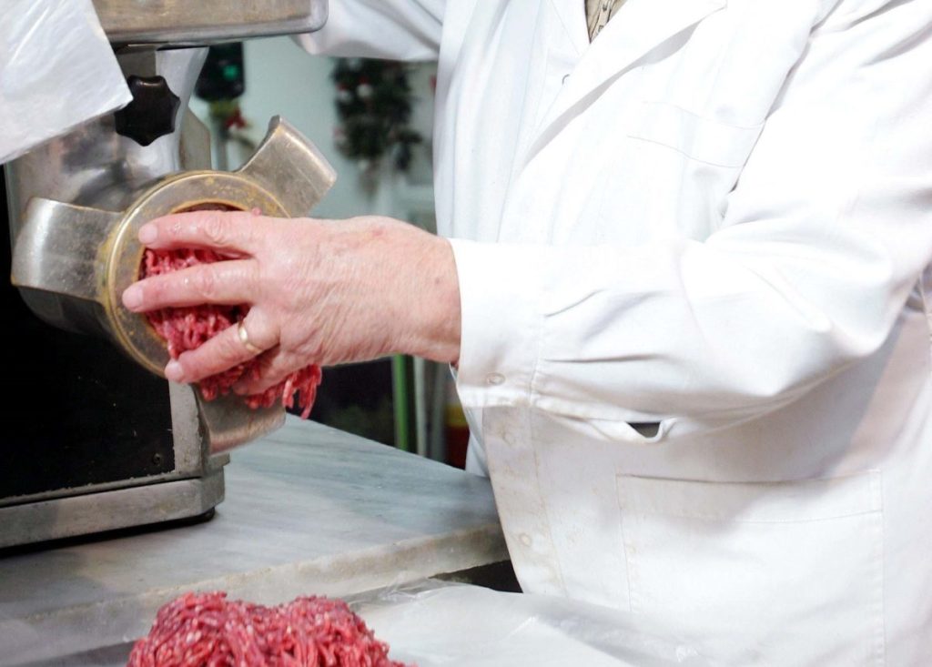 Κάλυμνος: Εργαζόμενη σε σούπερ μάρκετ ακρωτηριάστηκε από μηχανή κιμά – Σε κατάσταση σοκ η γυναίκα