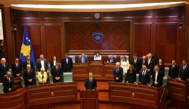 Πολιτική αναταραχή στο Κόσοβο: Διαλύθηκε η Βουλή και προχωρά σε πρόωρες εθνικές εκλογές – Ο λόγος