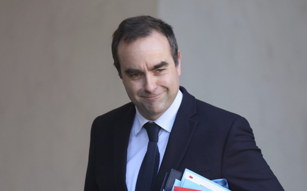 Ο πρωθυπουργός του Ε.Μακρόν ζητά από τον πετρελαϊκό κολοσσό Total να διανείμει τα έκτακτα κέρδη (βίντεο)