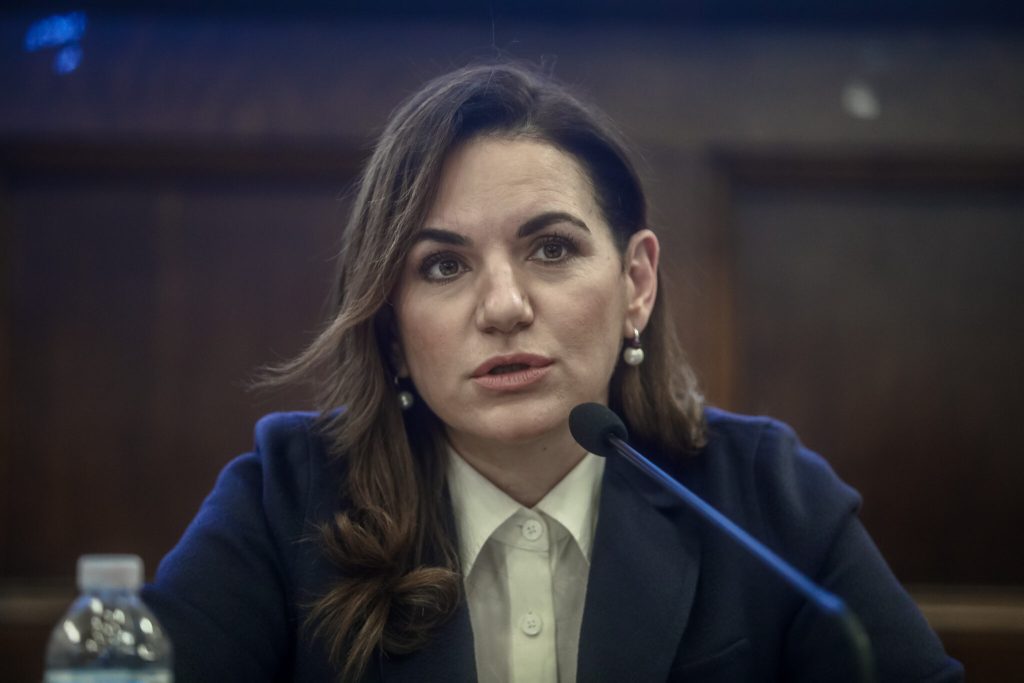 Στις… «Βερσαλλίες» κάποιοι γιορτάζουν με πάρτι-δήθεν έκπληξη- τα γενέθλια της υπουργού Τουρισμού Ο.Κεφαλογιάννη