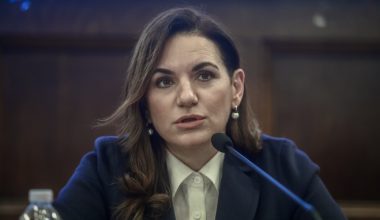 Στις… «Βερσαλλίες» κάποιοι γιορτάζουν με πάρτι-δήθεν έκπληξη- τα γενέθλια της υπουργού Τουρισμού Ο.Κεφαλογιάννη