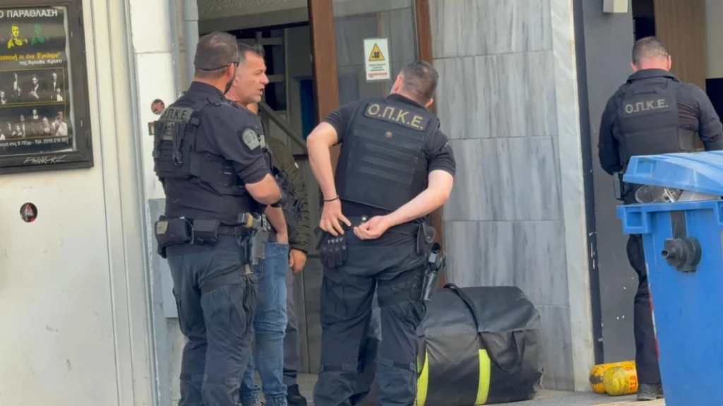 Θεσσαλονίκη: «Ταμπουρωμένος» στο διαμέρισμά του ο 20χρονος – Σε εξέλιξη η επικοινωνία με διαπραγματευτή της ΕΛ.ΑΣ