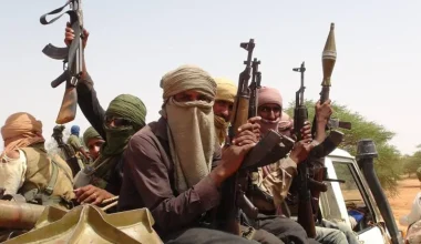 Ισλαμιστής τρομοκράτης στο Μάλι δείχνει ως λάφυρο το Mi-24P τη ρωσικής Αεροπορίας – Δείτε βίντεο