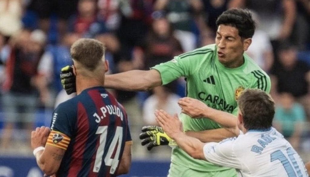 Βαρύς ο πέλεκυς για τον τερματοφύλακα της Σαραγόσα που γρονθοκόπησε αντίπαλό του (βίντεο)