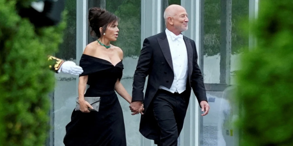 Με πληθωρικό ντεκολτέ η Λόρεν Σάντσεζ στον Λευκό Οίκο: Η εμφάνιση που δεν πέρασε απαρατήρητη (φώτο)