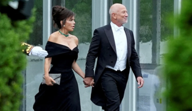 Με πληθωρικό ντεκολτέ η Λόρεν Σάντσεζ στον Λευκό Οίκο: Η εμφάνιση που δεν πέρασε απαρατήρητη (φώτο)