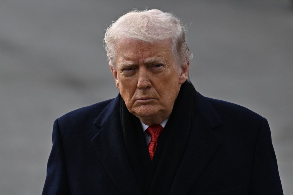 Ν.Τραμπ: «Διεφθαρμένος αστυνομικός ο πρώην διευθυντής του FBI Τ.Κόμι» – Τι σημαίνει το «86 47»