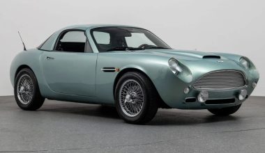 Aston Martin DB5 από πάνω, Mazda MX-5 από κάτω, ψήνεσαι;