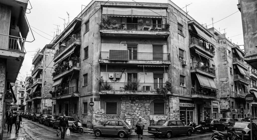 Δεκτό κατά πλειοψηφία το νομοσχέδιο για τις ΑΠΕ με φωτοβολταϊκά  στο… μπαλκόνι