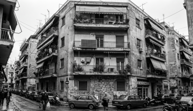 Δεκτό κατά πλειοψηφία το νομοσχέδιο για τις ΑΠΕ με φωτοβολταϊκών στο… μπαλκόνι