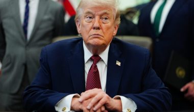 Ν.Τραμπ: Aνακοίνωσε πως θα άρει τους δασμούς στο ουίσκι και το μπέρμπον «προς τιμήν του Kαρόλου και της Καμίλα»