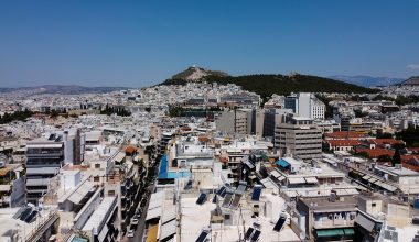 Έναν μισθό το μήνα δίνουν οι Έλληνες για να έχουν ένα «κεραμίδι πάνω από το κεφάλι» τους