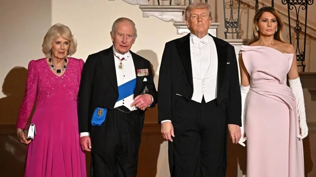 Βίντεο: Η Μελάνια τραβάει το χέρι της από τον Ν.Τραμπ σε μία στιγμή αμηχανίας