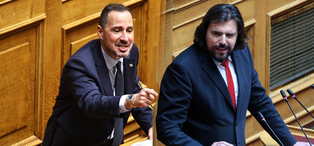 «Μετωπική» Π.Παππά – Κ.Χήτα στην Βουλή: «Ή πετάξτε τον έξω τον ανάγωγο ή βουλώστε το»!