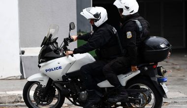 Θεσσαλονίκη: Σύγκρουση μηχανής των ΔΙΑΣ με ΙΧ – Τραυματίστηκαν δύο αστυνομικοί