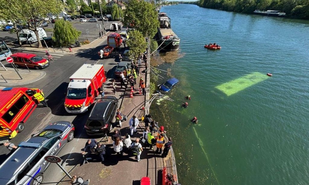 Γαλλία: Εκπαιδευόμενος οδηγός έριξε λεωφορείο στον ποταμό Σηκουάνα (βίντεο)