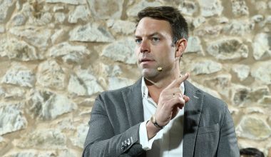 Σ.Κασσελάκης: «Τι θα μπορούσατε να κάνετε με 2,3 εκατ. ευρώ στην Υγεία αντί για διαφήμιση Α.Γεωργιάδη;»