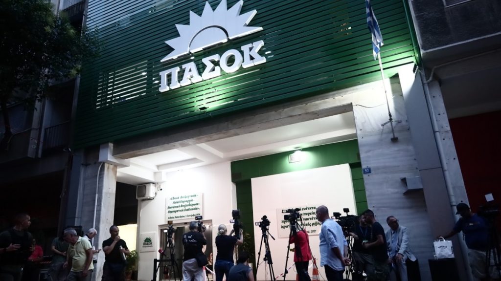 ΠΑΣΟΚ: Φοβούνται πολύ ότι λόγω Καρυστιανού και Τσίπρα η 2η θέση θα πάει «περίπατο»