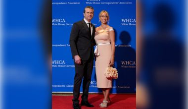 «Είναι από το Temu»: «Χαμός» με το φόρεμα της συζύγου του Π.Χέγκσεθ στο δείπνο ανταποκριτών του Λευκού Οίκου