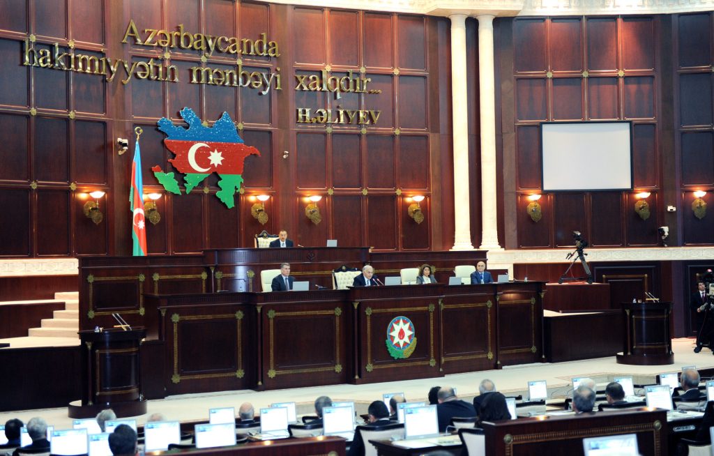 Στα «μαχαίρια» Αζερμπαϊτζάν και ΕΕ: «Κατέρρευσαν οι δημοκρατικές αξίες» λέει το Μπακού