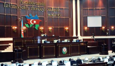 Στα «μαχαίρια» Αζερμπαϊτζάν και ΕΕ: «Κατέρρευσαν οι δημοκρατικές αξίες» λέει το Μπακού